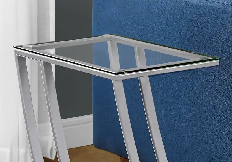 Table d'appoint en métal argenté avec verre trempé