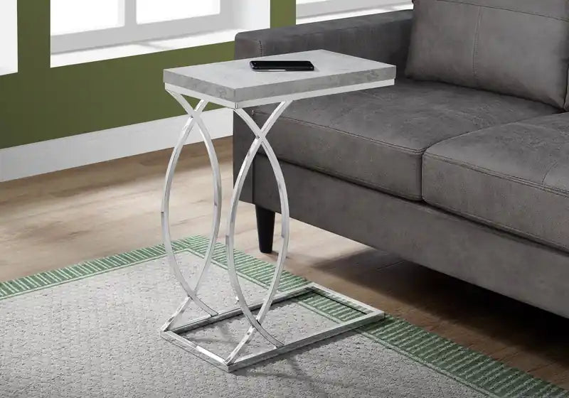 Table d'appoint en ciment gris avec accent en métal chromé