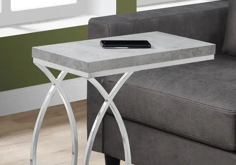 Table d'appoint en ciment gris avec accent en métal chromé